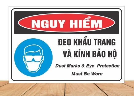 Bụi xút hạt rất nhỏ dễ dàng bay vào mắt và hít phải. Khi tiếp xúc với Xút cần phải đeo kính bảo hộ và găng tay, khẩu trang