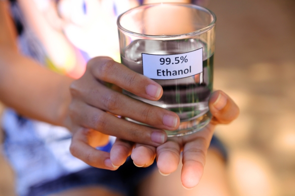 Ethanol, hay còn gọi là cồn ethanol, cồn y tế, hoặc rượu etylic