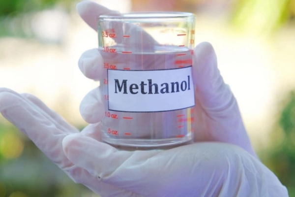 Methanol, hay cồn metylic, cồn gỗ, là một loại rượu đơn giản nhất trong họ alcohol