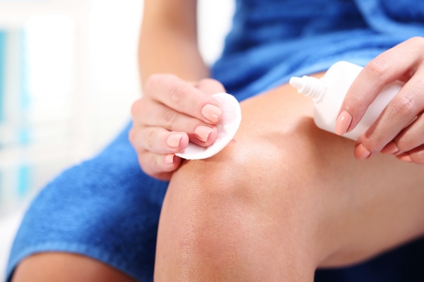 Oxy già 3% là lựa chọn phổ biến để làm sạch vết thương nhỏ