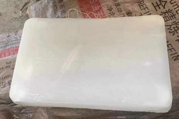 Paraffin rắn (sáp paraffin) có dạng sáp trắng hoặc trong suốt