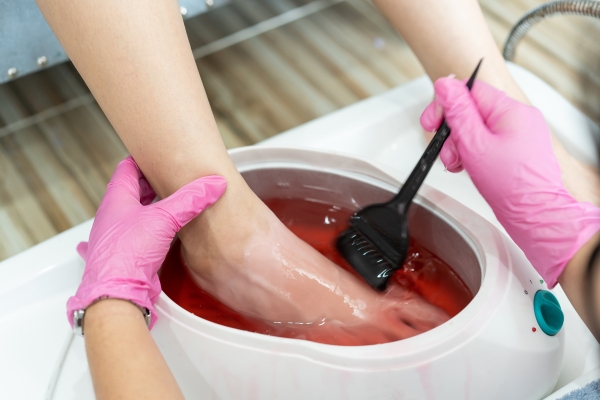 Sáp paraffin được làm nóng để điều trị đau khớp, viêm cơ