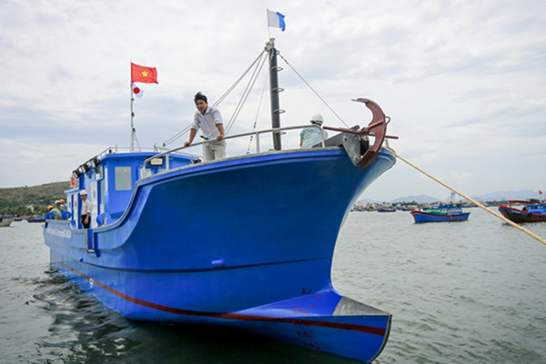 Composite được dùng để chế tạo thân tàu, thuyền buồm, và các thiết bị dưới nước nhờ khả năng chống ăn mòn và chịu lực tốt